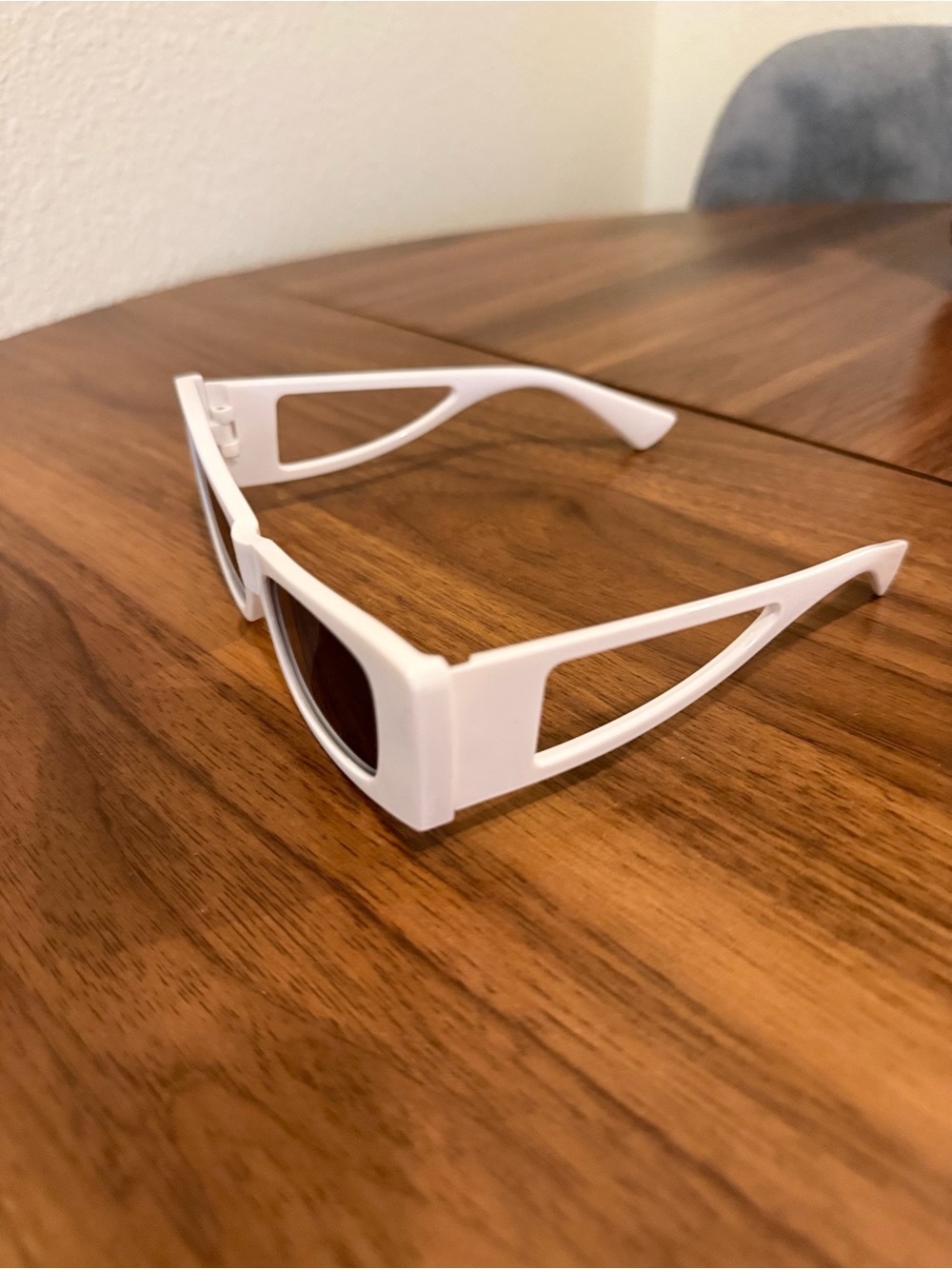 White Rectangular Fashion Sunglasses - Sleek Women's Shades - Picture 5 of 8